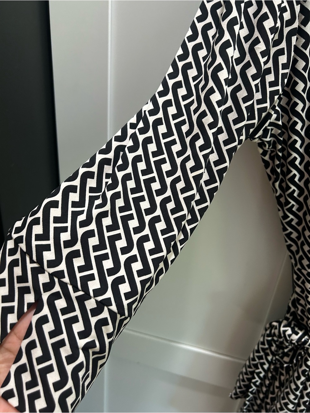 Laundry By Shelli Segal Black & White Geometric Wrap Dress - Picture 6 of 6